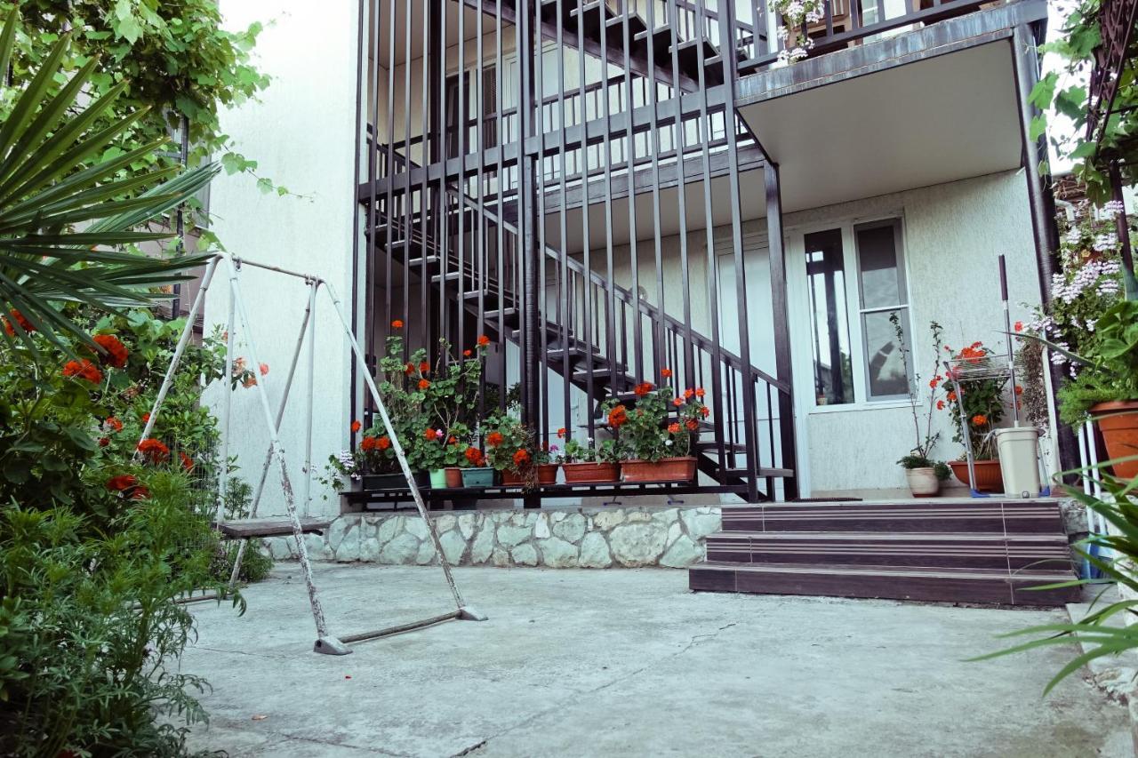Гостевой Дом Летний Сад Suhumi Exterior foto